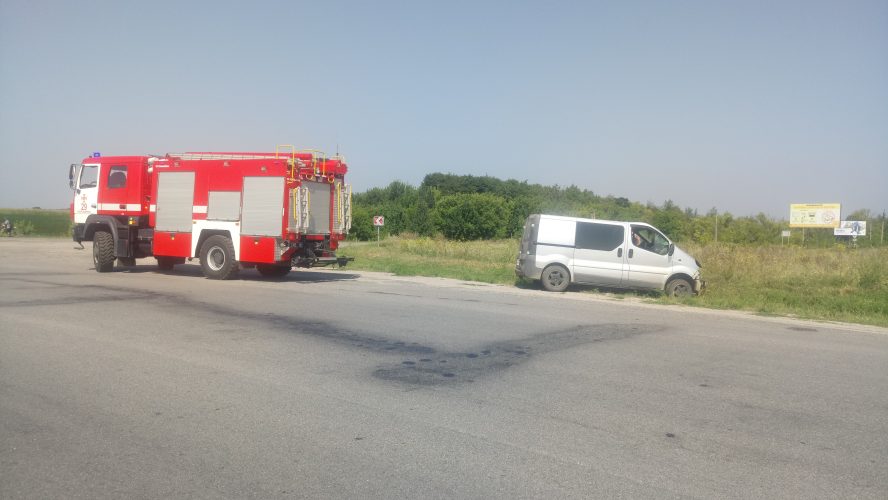 Олександрівський район: рятувальники допомогли водію мікроавтобуса вибратись із кювету