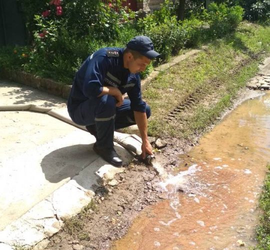 Кропивницький: бійці ДСНС надали допомогу населенню по відкачці води в житловому секторі
