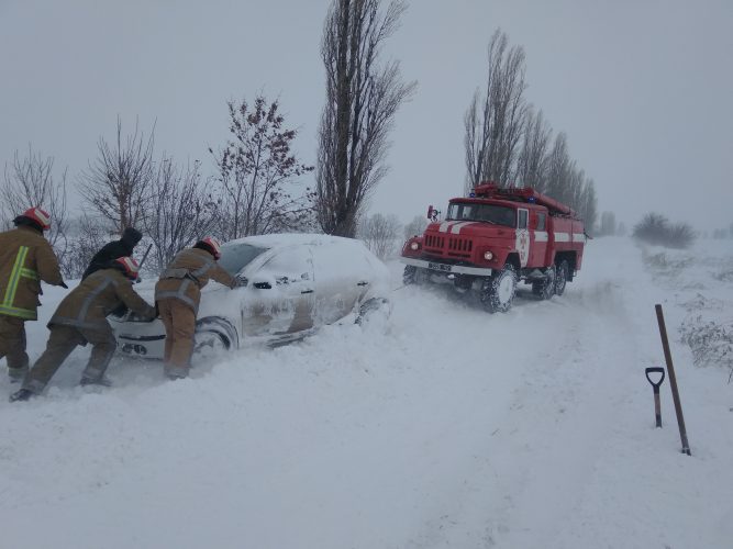 Рятувальники Кіровоградщини продовжують надавати допомогу по ліквідації наслідків негоди